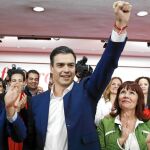Pedro Sánchez, con gesto victorioso