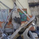 Un calendario y un panel con fotos en la destruída escuela de Amatrice