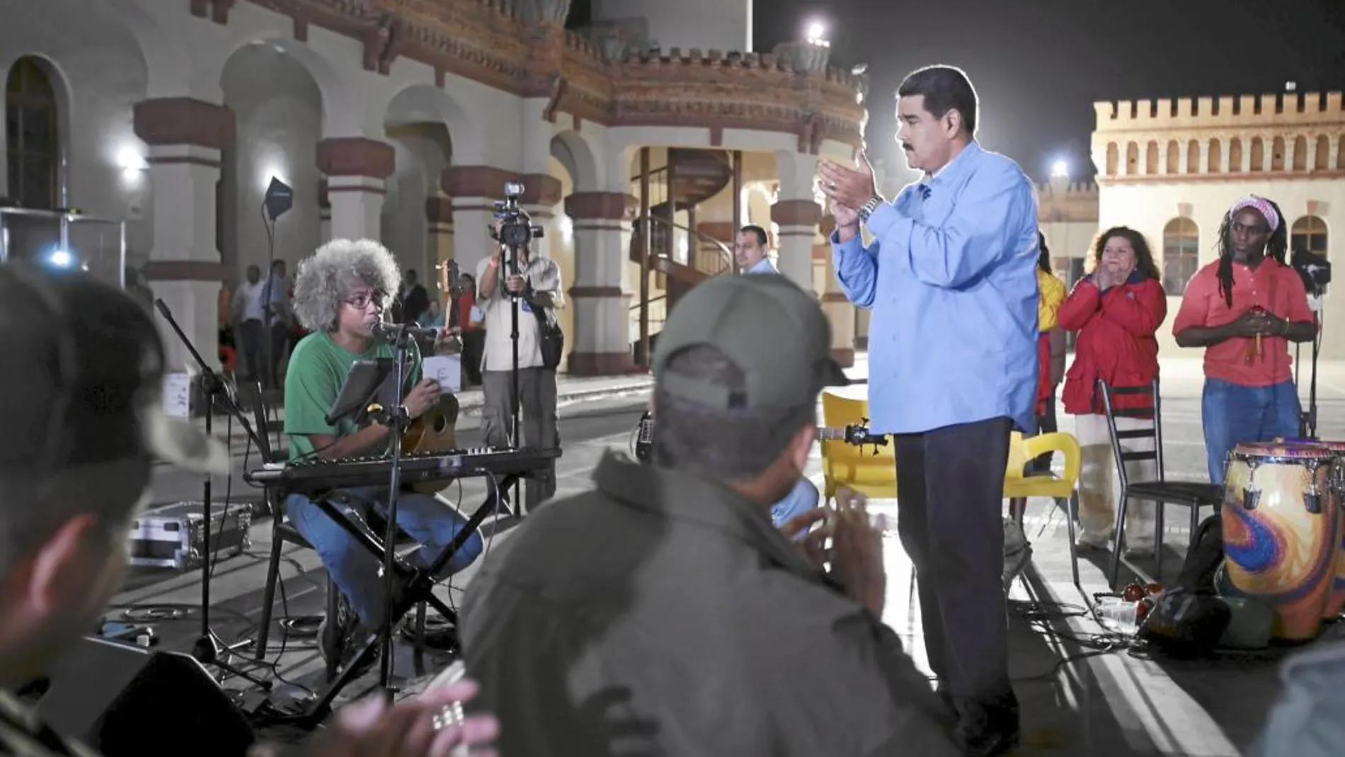 Maduro grabó el martes su programa televisivo en el mausoleo del ex comandante