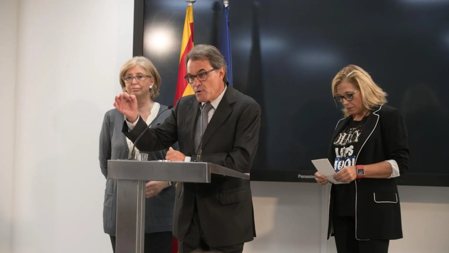 El expresidente catalán Artur Mas, junto a las exconselleres Joana Ortega e Irene Rigau
