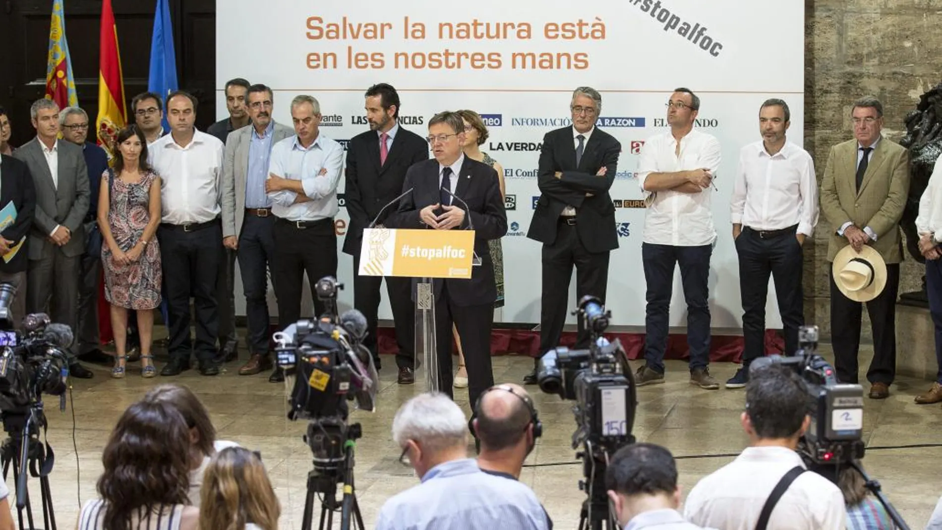 El presidente de la Generalitat, Ximo Puig, con los responsables de los medios de comunicación