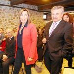 La consejera Milagros Marcos junto con el alcalde de Carracedelo, Raúl Valcarce