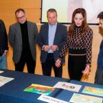 Silvia Clemente observa algunos de los trabajos ganadores junto a Juan Zapatero, Donaciano Dujo, José María Nieto y Gabriel Villamil.