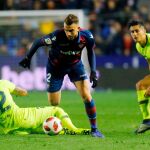 Disputa por el balón entre Borja Mayoral, Arturo Vidal y Chumi, jugador por el cual se ha podido producir una posible alineación indebida en la eliminatoria de Copa del Rey entre el Levante y el Barcelona / REUTERS