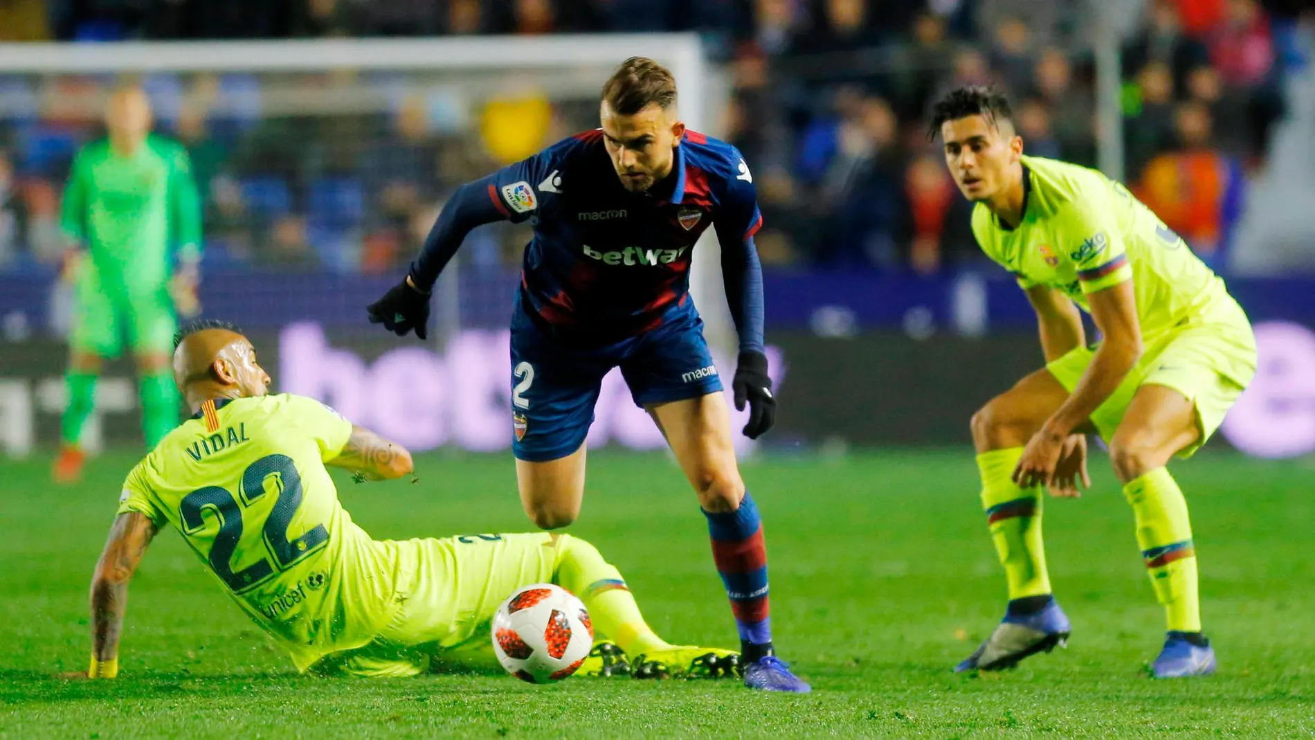Disputa por el balón entre Borja Mayoral, Arturo Vidal y Chumi, jugador por el cual se ha podido producir una posible alineación indebida en la eliminatoria de Copa del Rey entre el Levante y el Barcelona / REUTERS