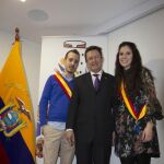 Iñaki Murúa y Carolina Sánchez posan junto al embajador de Ecuador en España, Cristóbal Roldán Cobo