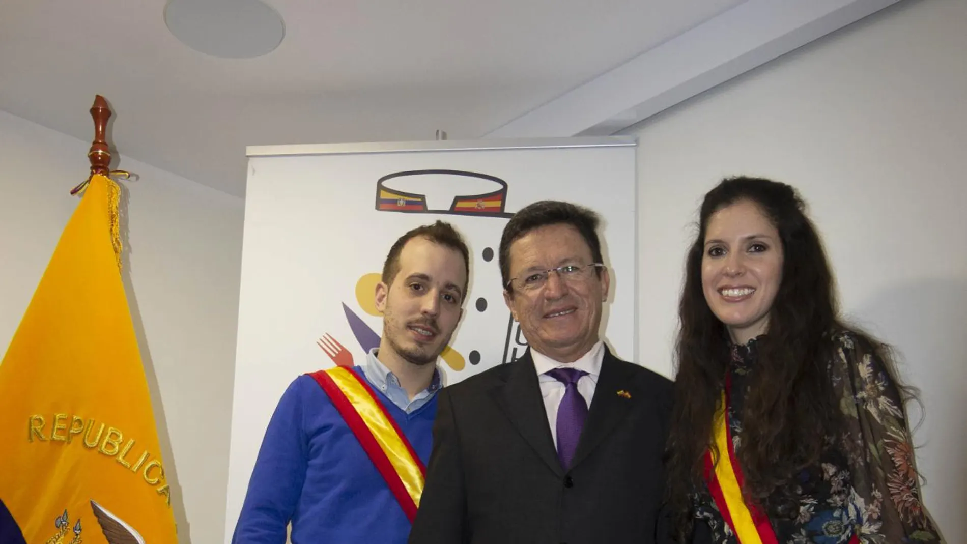 Iñaki Murúa y Carolina Sánchez posan junto al embajador de Ecuador en España, Cristóbal Roldán Cobo