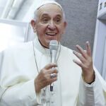 El Papa habla con los periodistas durante la rueda de prensa que ofreció en el avión