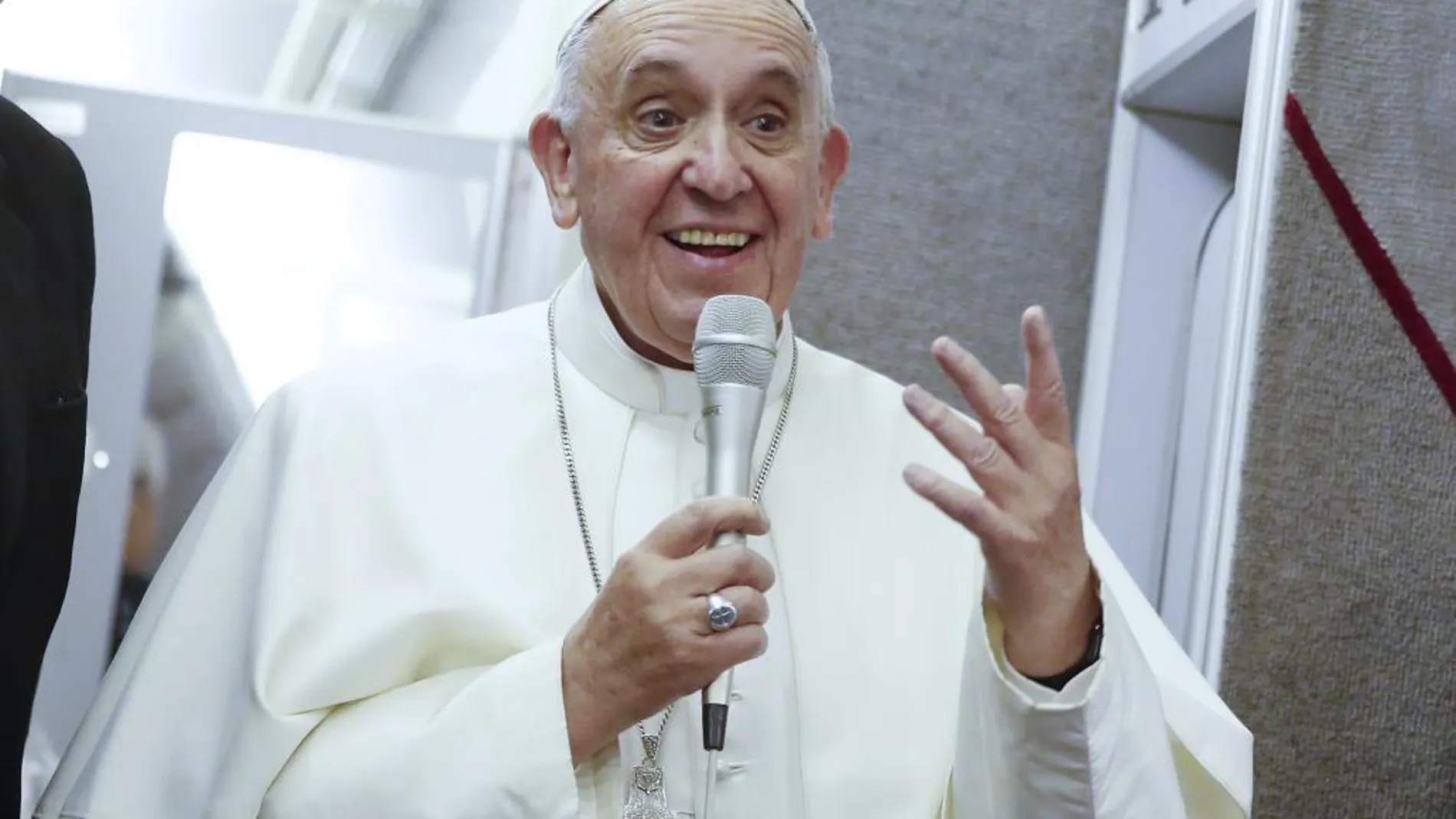 El Papa habla con los periodistas durante la rueda de prensa que ofreció en el avión