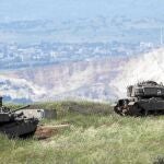 Soldados israelíes permanecen en sus carros de combate cerca de la frontera siria