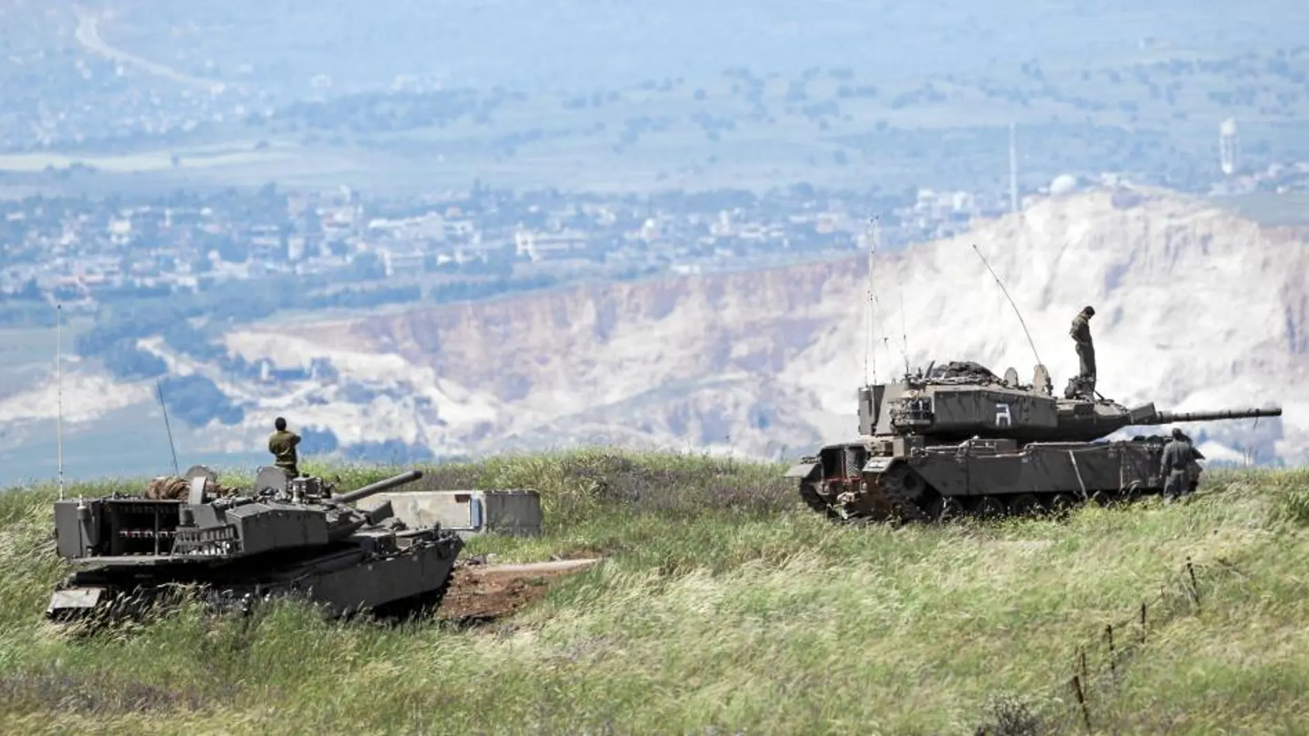 Soldados israelíes permanecen en sus carros de combate cerca de la frontera siria
