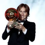El centrocampista croata del Real Madrid, Luka Modric, posa junto al Balón de Oro en la gala que se celebró en París / Reuters