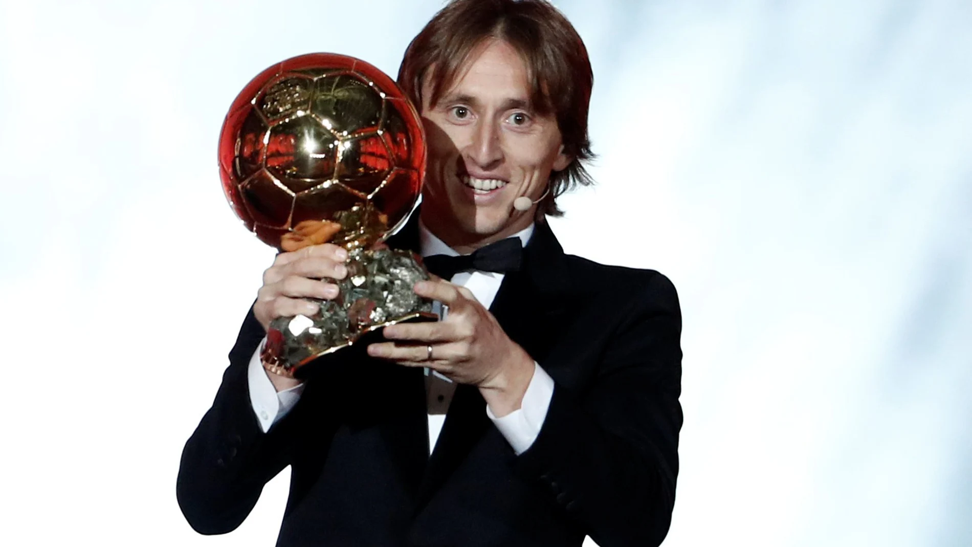 El centrocampista croata del Real Madrid, Luka Modric, posa junto al Balón de Oro en la gala que se celebró en París / Reuters