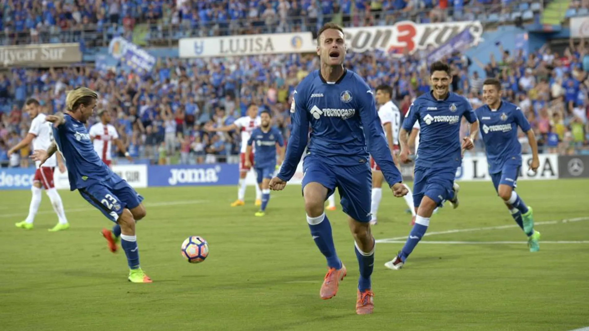El defensa del Getafe Juan Cala celebra su gol frente al Huesca
