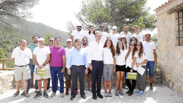 El presidente de la Diputación de Alicante, César Sánchez, con los voluntarios del Campo de Xorret de Catí