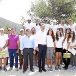 El presidente de la Diputación de Alicante, César Sánchez, con los voluntarios del Campo de Xorret de Catí