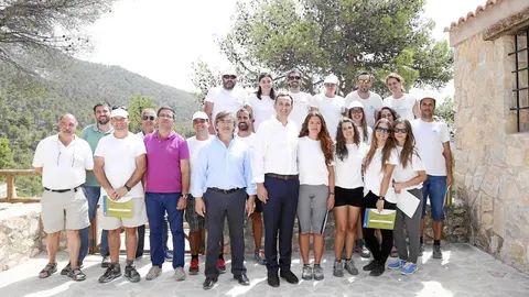 El presidente de la Diputación de Alicante, César Sánchez, con los voluntarios del Campo de Xorret de Catí