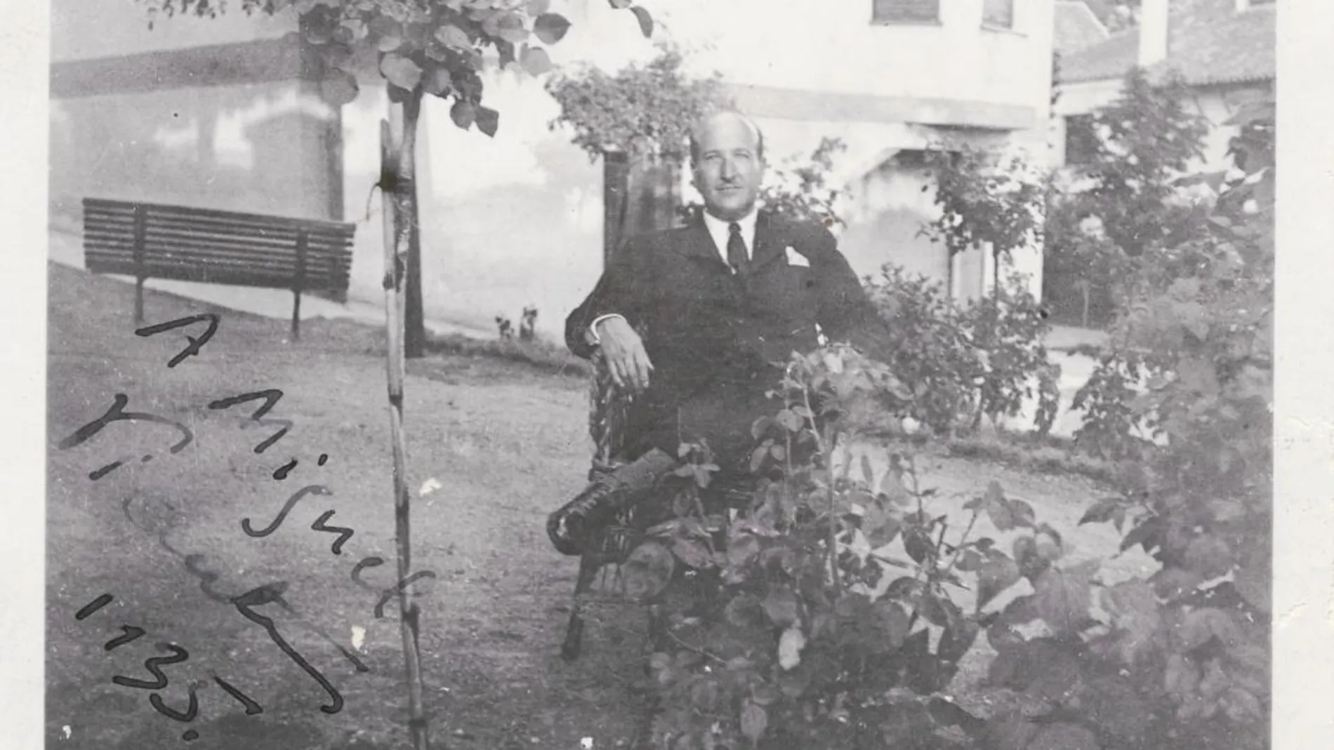 Aleixandre dedicó esta fotografía a un amigo en el que él aparece sentado en el patio de su casa