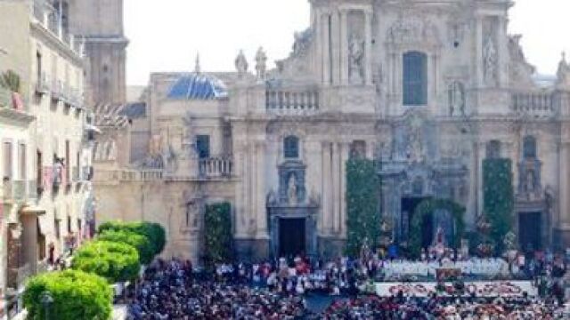 Una abarrotada Plaza de Belluga dio paso a la Virgen de la Fuensanta en una de las procesiones más importantes de España