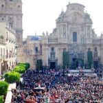 Una abarrotada Plaza de Belluga dio paso a la Virgen de la Fuensanta en una de las procesiones más importantes de España