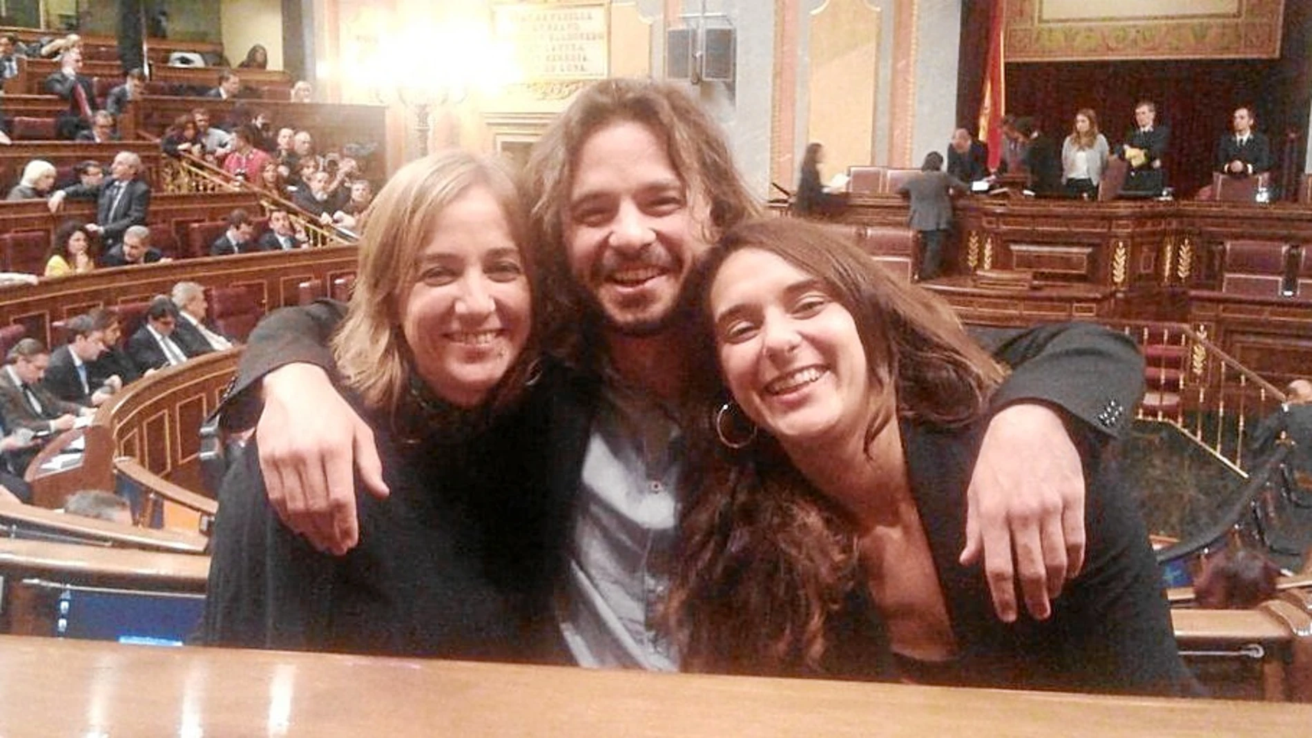 El diputado de Podemos Miguel Vila, con sus dos compañeras de la bancada morada Tania Sánchez y Noelia Vera