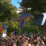 Una bandera negra junto a unas esteladas en la manifestación de hoy en Barcelona de los CDR.