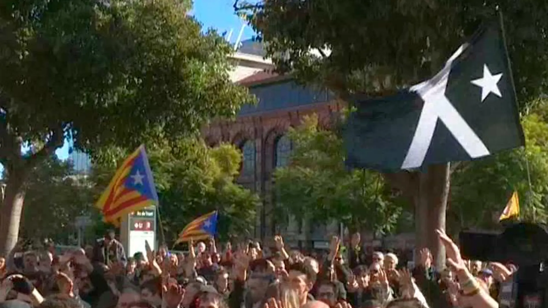 Una bandera negra junto a unas esteladas en la manifestación de hoy en Barcelona de los CDR.
