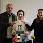 Juan Antonio González, Teresa Pablo y Patricia Cuadrado, miembros del colectivo «I Love 5%», en la presentación de la campaña en Sevilla