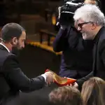 Dani Rovira entrega un zapato a Almodóvar durante la gala de los Goya