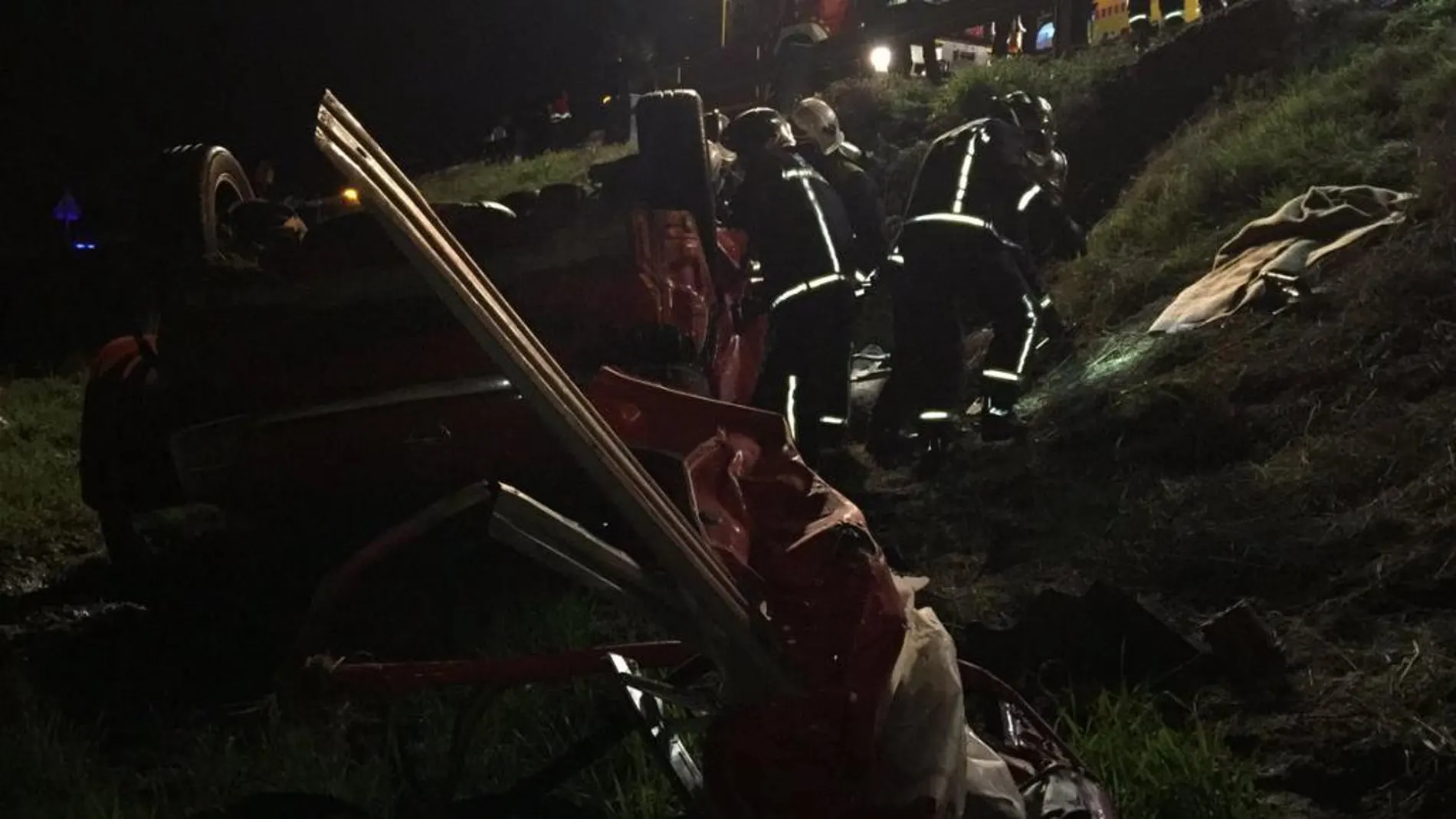 Los bomberos trabajan en el lugar del accidente