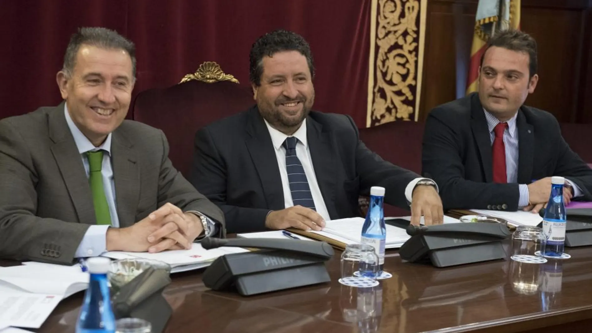 Javier Moliner (centro) muestra su satisfacción tras lograr que PSOE, Compromís y Ciudadanos acepten el presupuesto