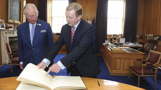 Enda Kenny durante una reunión con el príncipe Carlos de Gales el pasado 12 de mayo