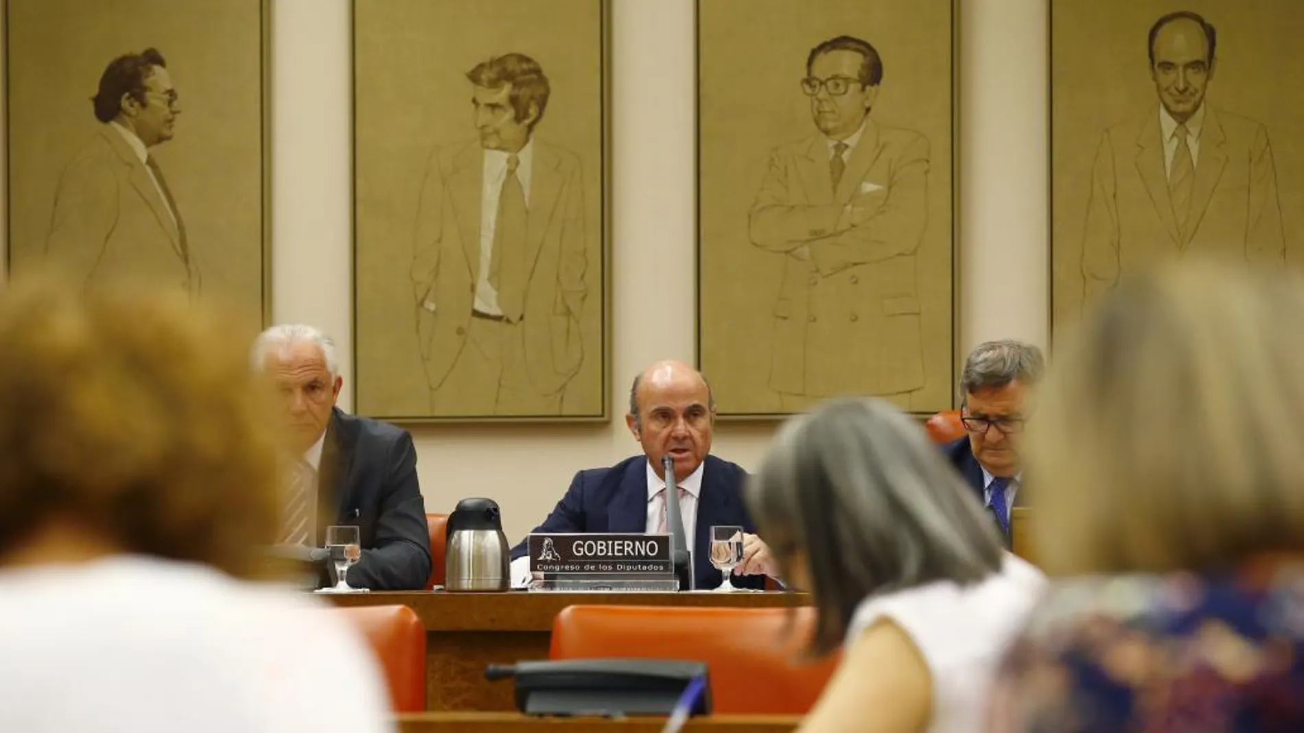 El ministro de Economía, Luis de Guindos en una comparecencia a petición propia ante la Comisión de Economía del Congreso