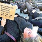 Para visualizar su protesta, cientos de cooperantes se tumbaron en el suelo delante de sedes oficiales