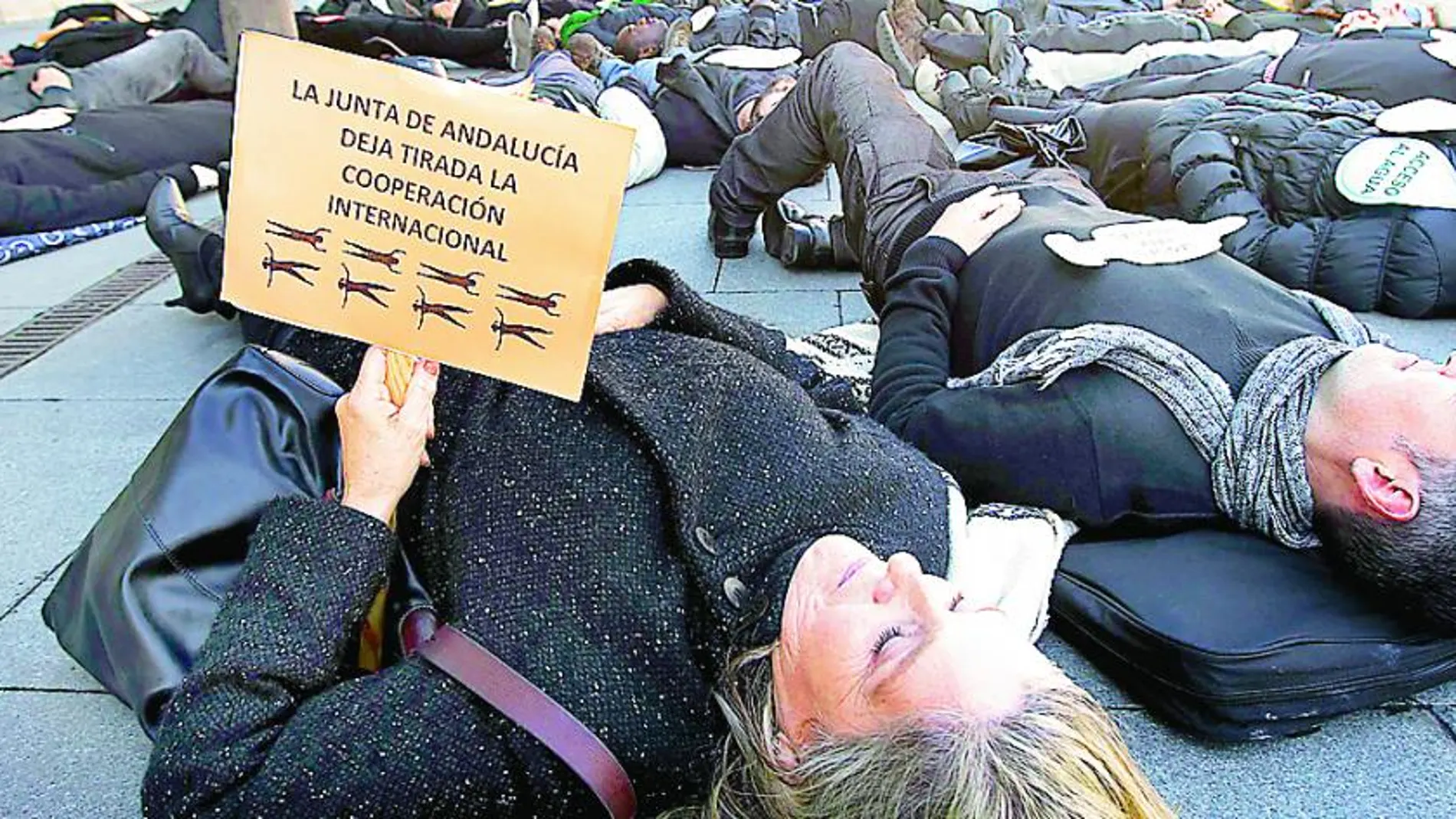 Para visualizar su protesta, cientos de cooperantes se tumbaron en el suelo delante de sedes oficiales