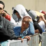 Cola de migrantes venezolanos para solicitar el permiso de residencia temporal en Perú