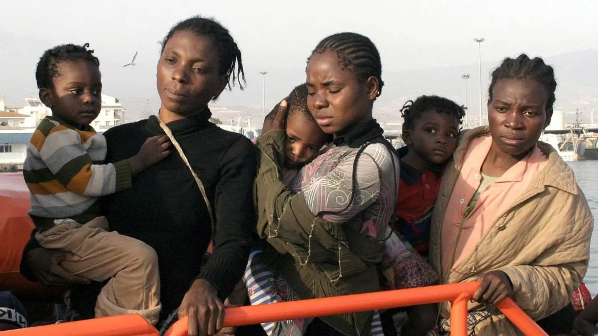 Imagen de archivo de un grupo de mujeres rescatadas de una patera en El Estrecho