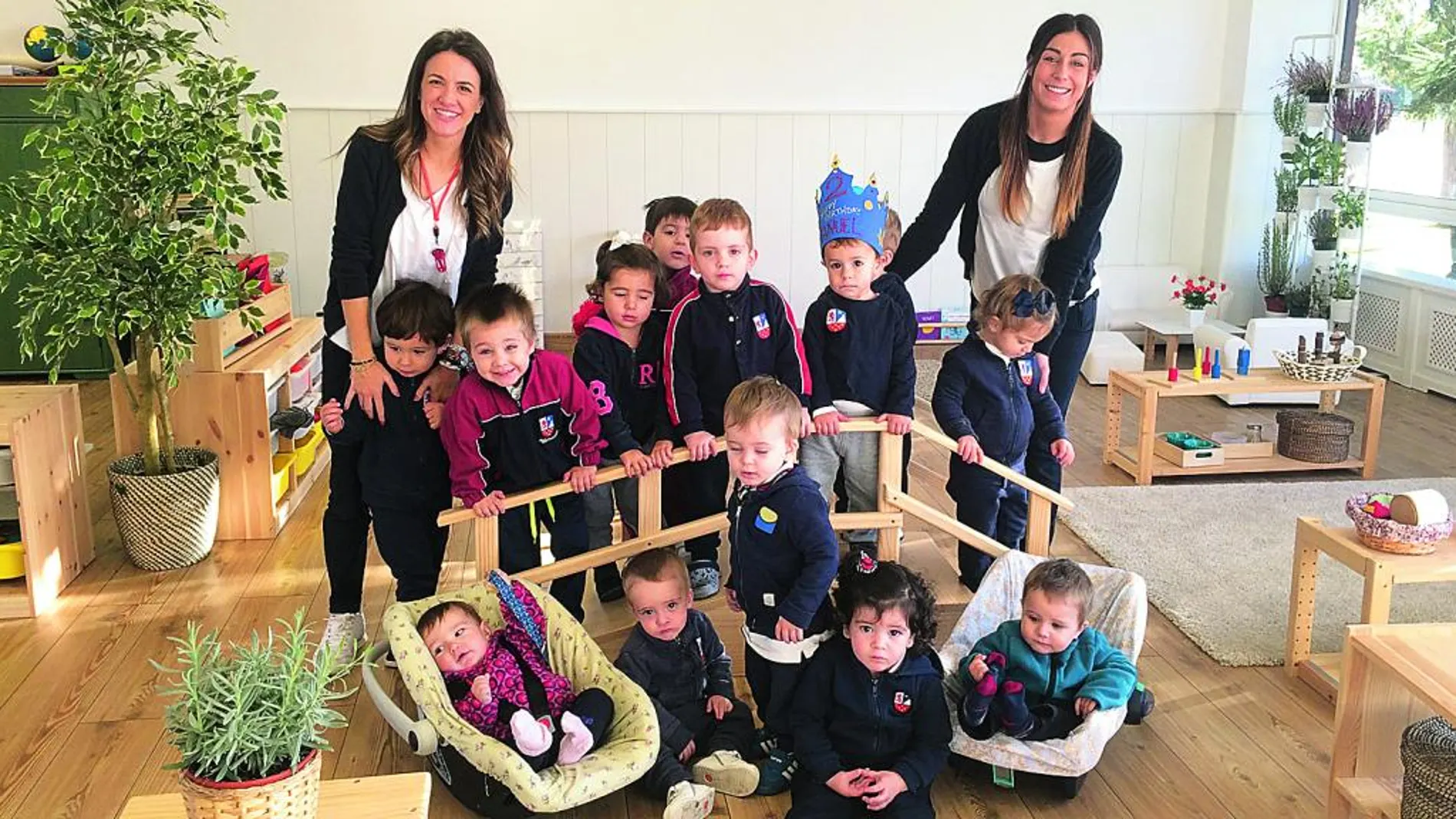 Profesoras del Peñacorada International School con un grupo de niños.
