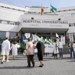 Varios profesionales sanitarios protestan contra los recortes del SAS en el hospital sevillano Virgen Macarena