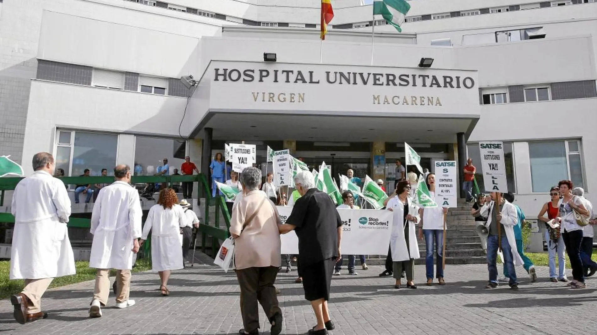 Varios profesionales sanitarios protestan contra los recortes del SAS en el hospital sevillano Virgen Macarena