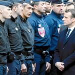 El presidente francés, Emmanuel Macron, visitó ayer a los responsables de la Policía antidisturbios tras el tercer sábado de violencia en el centro de París