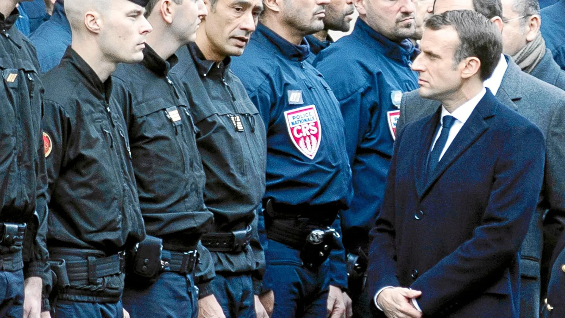 El presidente francés, Emmanuel Macron, visitó ayer a los responsables de la Policía antidisturbios tras el tercer sábado de violencia en el centro de París