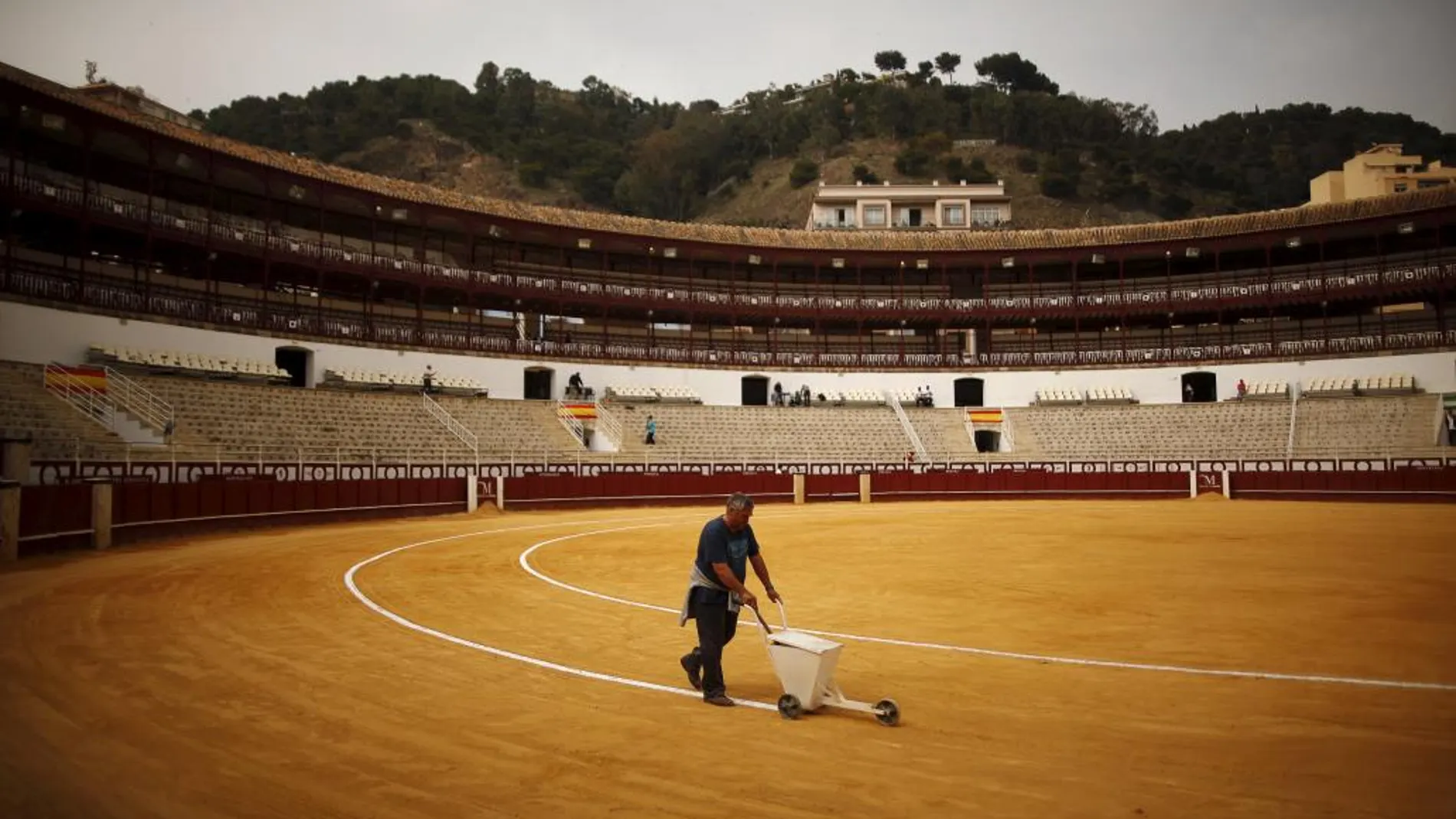 Un trabajador acondiciona la plaza de toros de Málaga