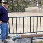 Un vecino observa la crecida del Guadalete en la Greduela