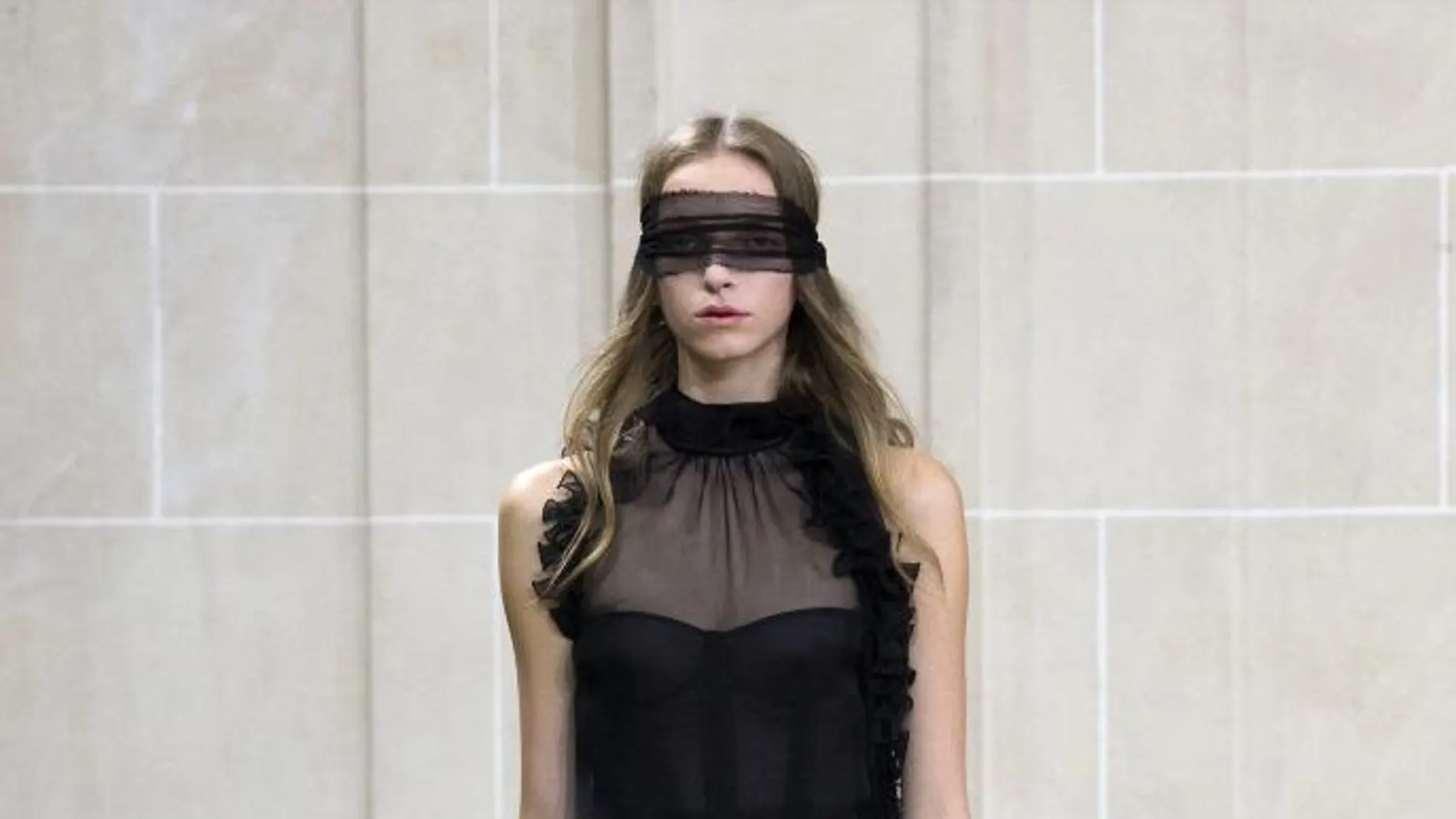 Una modelo desfila con una creación de la colección prêt-à-porter primavera-verano 2016 de la diseñadora belga Véronique Branquinho/Efe