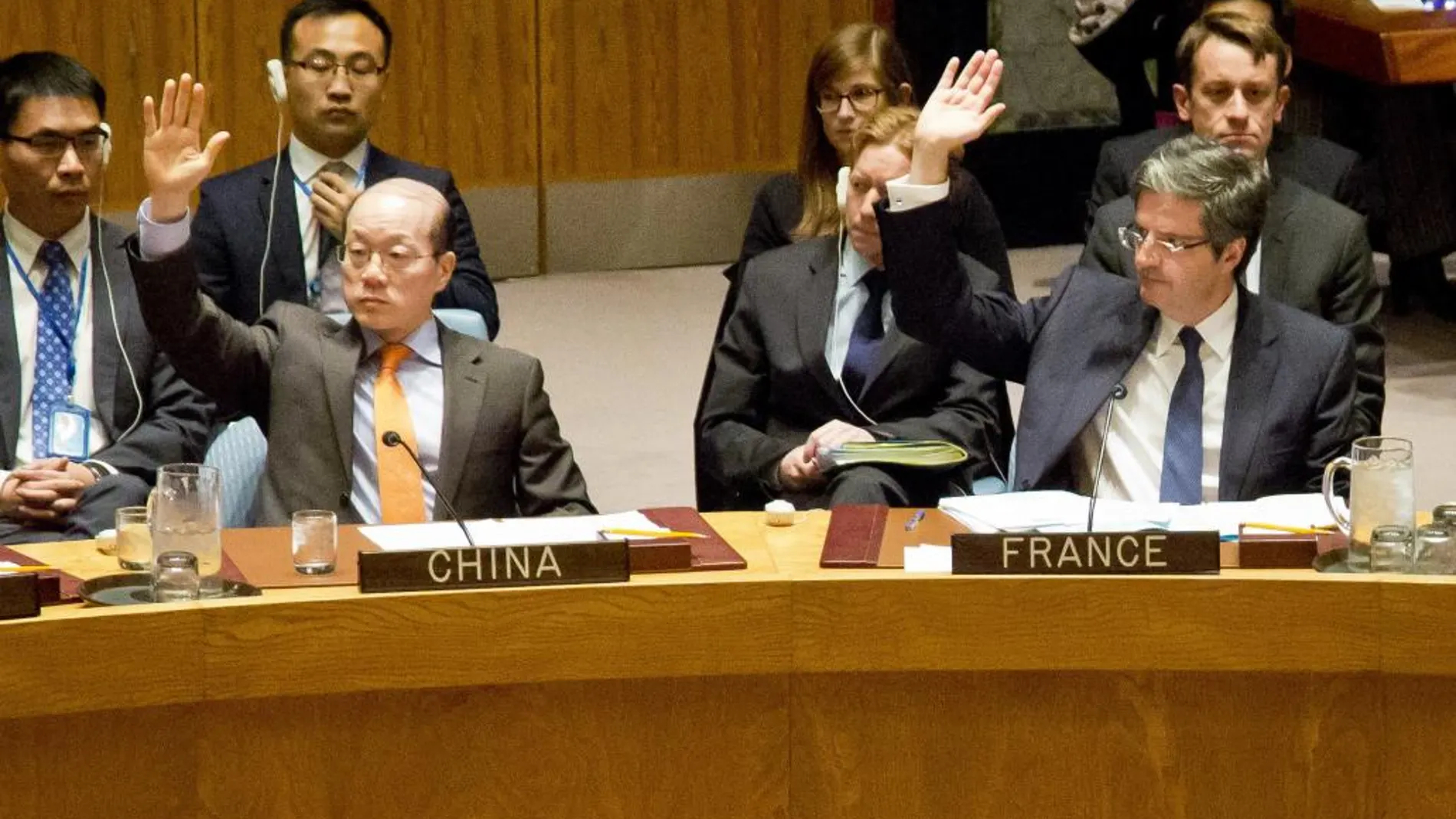 El embajador de China ante la ONU, Liu Jieyi, izquierda, y el embajador Francois Delattre, durante la votación