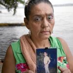Flor Hurtado muestra la foto de su hijo asesinado por los paramilitares colombianos en 2012