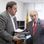 El nuevo conseller de Economía y vicepresidente de la Generalitat, Oriol Junqueras, recibe de su antecesor en el cargo, Andreu Mas-Colell documentación del departamento