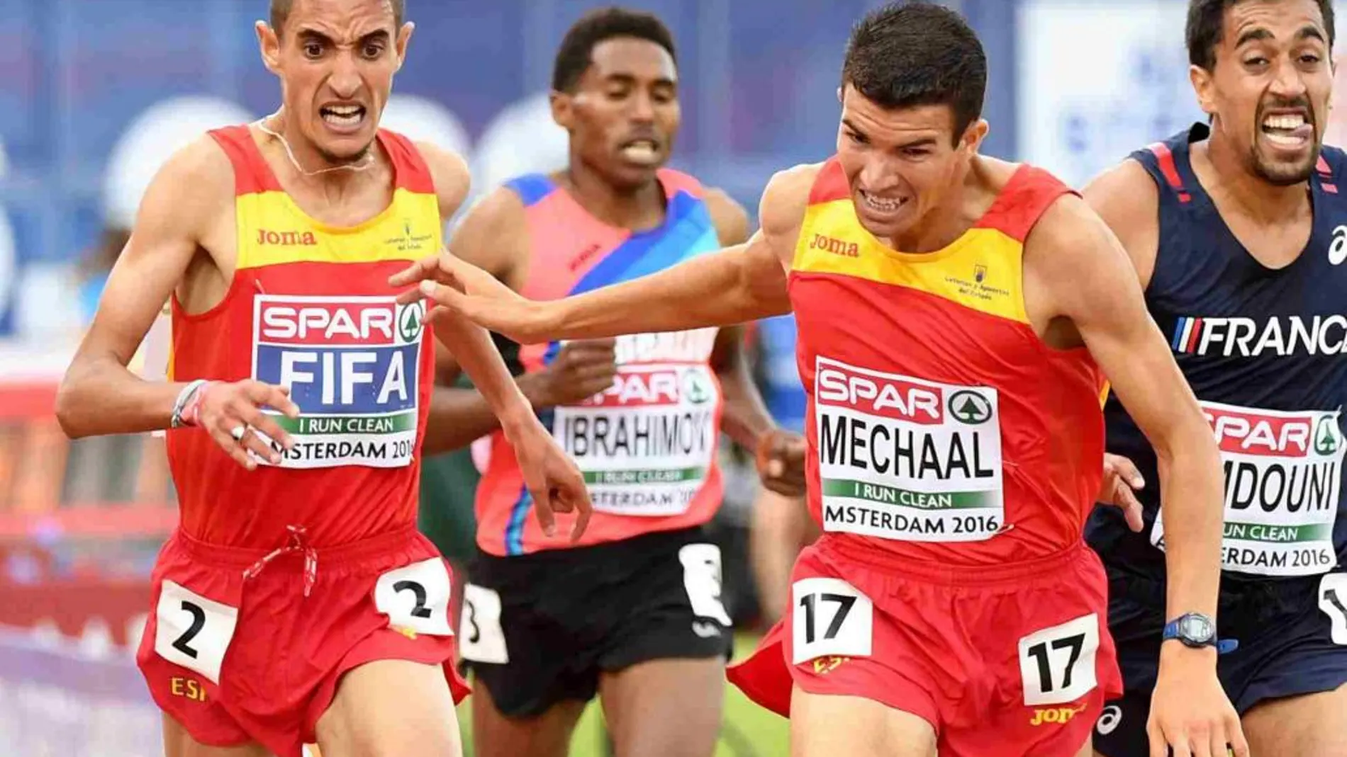 Ilias Fifa y Adel Mechaal a su llegada a la línea de metra de los 5.000 metros.