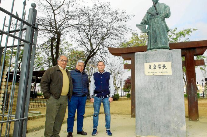 De izq. a dcha., Juan Manuel Suárez Japón, Julio Suárez Japón y Carlos Japón, ante el monumento a Hasekura Tsunenaga en Coria del Río